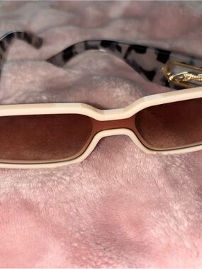 Source Unknown Cream Frame Sunglasses with Brown Lenses